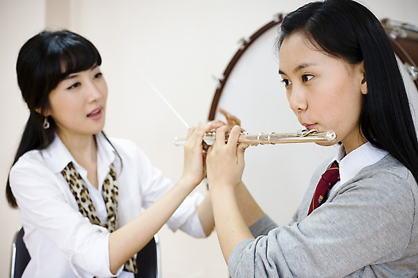 포토 JPG 학생 여자 교육 교복 악기 음악 연주 학교 청소년 고등학생 수업 타악기 실내 고등학교 관악기 사람 성인 두명 옆모습 스쿨라이프 교사 한국인 플루트 카디건 음악교육 큰북 음악선생님 음악실 여자만 국내포토 직업 라이프스타일 옷 뷰포인트 문화예술 동양인 내부 외투 북 파일형식
