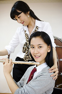 포토 JPG 학생 여자 교육 교복 악기 음악 연주 학교 청소년 고등학생 수업 타악기 실내 고등학교 관악기 미소 웃음 사람 성인 두명 옆모습 스쿨라이프 교사 한국인 플루트 카디건 음악교육 큰북 음악선생님 음악실 여자만 국내포토 직업 라이프스타일 옷 뷰포인트 문화예술 표정 동양인 내부 외투 북 파일형식