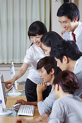 포토 JPG 학생 여학생 여자 교육 남자 교복 남학생 학교 청소년 고등학생 수업 실내 고등학교 미소 웃음 사람 동양인 손짓 여러명 상반신 옆모습 스쿨라이프 모니터 한국인 가리킴 키보드 마우스 커튼 가르침 카디건 책상 컴퓨터실 컴퓨터수업 십대만 국내포토 라이프스타일 옷 뷰포인트 가구 다수 교실 모션 표정 인종 내부 컴퓨터 컴퓨터용품 외투 파일형식