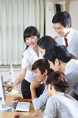 포토 JPG 학생 여학생 여자 교육 남자 교복 남학생 학교 청소년 고등학생 수업 실내 고등학교 미소 웃음 사람 동양인 손짓 여러명 상반신 옆모습 스쿨라이프 모니터 한국인 가리킴 키보드 마우스 커튼 가르침 카디건 책상 컴퓨터실 컴퓨터수업 십대만 국내포토 라이프스타일 옷 뷰포인트 가구 다수 교실 모션 표정 인종 내부 컴퓨터 컴퓨터용품 외투 파일형식