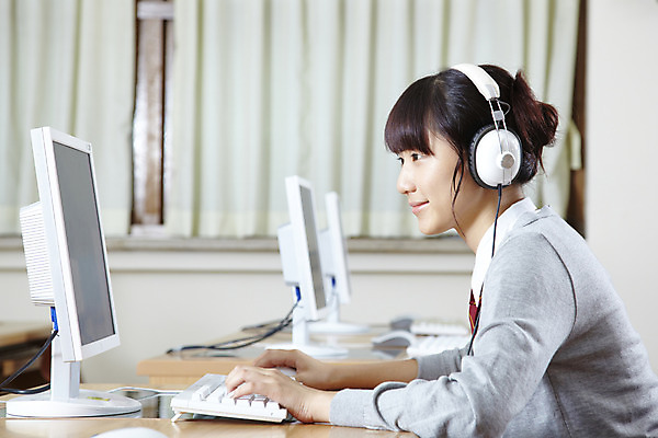 포토 JPG 학생 여학생 여자 교육 교복 의자 학교 청소년 고등학생 수업 실내 고등학교 한명 미소 웃음 사람 동양인 상반신 20대 성인 옆모습 컴퓨터 스쿨라이프 모니터 헤드폰 스피커 한국인 키보드 마우스 카디건 책상 컴퓨터실 컴퓨터수업 여자만 여자한명만 국내포토 1 라이프스타일 옷 뷰포인트 음향기기 가구 교실 표정 인종 청년 내부 전자제품 컴퓨터용품 외투 파일형식