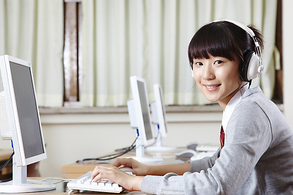 포토 JPG 학생 여학생 여자 교육 교복 의자 학교 청소년 고등학생 수업 실내 고등학교 한명 미소 웃음 사람 동양인 상반신 20대 성인 옆모습 컴퓨터 스쿨라이프 모니터 헤드폰 스피커 한국인 키보드 마우스 카디건 책상 컴퓨터실 컴퓨터수업 여자만 여자한명만 국내포토 1 라이프스타일 옷 뷰포인트 음향기기 가구 교실 표정 인종 청년 내부 전자제품 컴퓨터용품 외투 파일형식