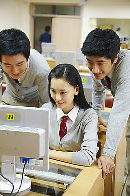 포토 JPG 학생 여학생 여자 교육 남자 교복 남학생 학교 청소년 고등학생 수업 실내 고등학교 미소 웃음 사람 상반신 성인 세명 스쿨라이프 문 모니터 교사 한국인 키보드 카디건 책상 컴퓨터실 컴퓨터수업 국내포토 직업 라이프스타일 옷 가구 교실 표정 동양인 내부 컴퓨터 외투 파일형식