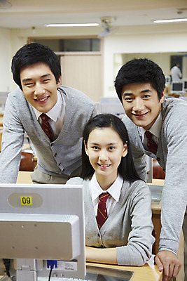 포토 JPG 학생 여학생 여자 교육 남자 교복 남학생 포즈 학교 청소년 고등학생 수업 실내 고등학교 미소 웃음 사람 상반신 성인 세명 스쿨라이프 모니터 교사 한국인 카디건 책상 컴퓨터실 컴퓨터수업 국내포토 직업 라이프스타일 옷 가구 교실 표정 동양인 내부 컴퓨터 외투 파일형식