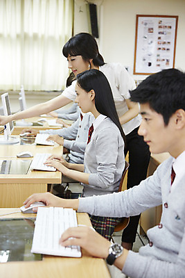 포토 JPG 학생 여학생 여자 교육 남자 교복 남학생 액자 학교 청소년 고등학생 수업 실내 고등학교 미소 웃음 사람 여러명 상반신 성인 스쿨라이프 모니터 교사 스피커 한국인 키보드 마우스 커튼 가르침 카디건 책상 컴퓨터실 컴퓨터수업 국내포토 직업 라이프스타일 옷 음향기기 가구 다수 교실 표정 동양인 내부 컴퓨터 컴퓨터용품 외투 파일형식