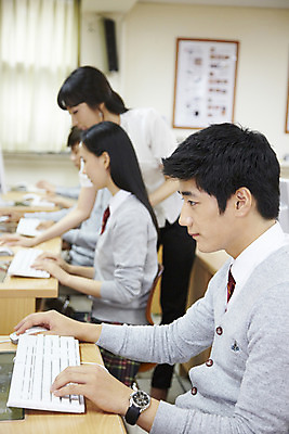 포토 JPG 학생 여학생 여자 교육 남자 교복 남학생 액자 학교 청소년 고등학생 수업 실내 고등학교 미소 웃음 사람 여러명 상반신 성인 스쿨라이프 모니터 교사 스피커 한국인 키보드 마우스 커튼 가르침 카디건 책상 컴퓨터실 컴퓨터수업 국내포토 직업 라이프스타일 옷 음향기기 가구 다수 교실 표정 동양인 내부 컴퓨터 컴퓨터용품 외투 파일형식