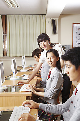 포토 JPG 학생 여학생 여자 교육 남자 교복 남학생 액자 의자 학교 청소년 고등학생 수업 실내 고등학교 미소 웃음 사람 여러명 상반신 성인 스쿨라이프 모니터 교사 스피커 한국인 키보드 마우스 커튼 카디건 책상 형광등 컴퓨터실 컴퓨터수업 국내포토 직업 라이프스타일 옷 음향기기 가구 다수 교실 전등 표정 동양인 내부 컴퓨터 컴퓨터용품 외투 파일형식