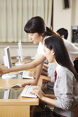포토 JPG 학생 여학생 여자 교육 남자 교복 학교 청소년 고등학생 수업 실내 고등학교 사람 손짓 상반신 성인 두명 스쿨라이프 모니터 교사 한국인 가리킴 키보드 마우스 커튼 가르침 카디건 책상 컴퓨터실 컴퓨터수업 국내포토 직업 라이프스타일 옷 가구 교실 모션 동양인 내부 컴퓨터 컴퓨터용품 외투 파일형식