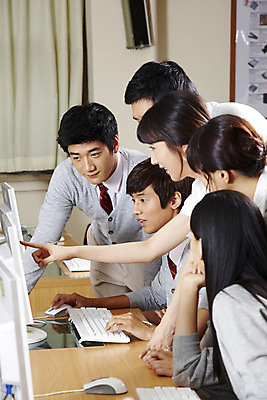 포토 JPG 학생 여학생 여자 교육 남자 교복 남학생 액자 학교 청소년 고등학생 수업 실내 고등학교 미소 웃음 사람 손짓 여러명 상반신 성인 스쿨라이프 모니터 교사 스피커 한국인 가리킴 키보드 마우스 가르침 카디건 책상 컴퓨터실 컴퓨터수업 국내포토 직업 라이프스타일 옷 음향기기 가구 다수 교실 모션 표정 동양인 내부 컴퓨터 컴퓨터용품 외투 파일형식