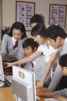포토 JPG 학생 여학생 여자 교육 남자 교복 남학생 액자 학교 청소년 고등학생 수업 실내 고등학교 미소 웃음 사람 손짓 여러명 상반신 성인 스쿨라이프 모니터 교사 한국인 가리킴 키보드 가르침 카디건 책상 컴퓨터실 컴퓨터수업 국내포토 직업 라이프스타일 옷 가구 다수 교실 모션 표정 동양인 내부 컴퓨터 외투 파일형식