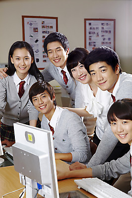 포토 JPG 학생 여학생 여자 교육 남자 교복 남학생 포즈 액자 학교 청소년 고등학생 수업 실내 고등학교 미소 웃음 사람 여러명 상반신 성인 스쿨라이프 모니터 교사 한국인 키보드 커튼 카디건 책상 컴퓨터실 컴퓨터수업 국내포토 직업 라이프스타일 옷 가구 다수 교실 표정 동양인 내부 컴퓨터 외투 파일형식