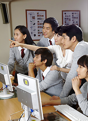 포토 JPG 학생 여학생 여자 교육 남자 교복 남학생 액자 학교 청소년 고등학생 수업 실내 고등학교 미소 웃음 사람 손짓 여러명 상반신 성인 스쿨라이프 모니터 교사 스피커 한국인 가리킴 키보드 가르침 카디건 책상 컴퓨터실 컴퓨터수업 국내포토 직업 라이프스타일 옷 음향기기 가구 다수 교실 모션 표정 동양인 내부 컴퓨터 외투 파일형식