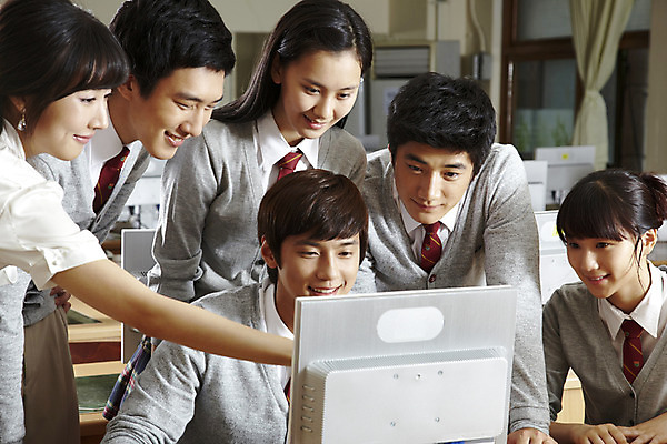 포토 JPG 학생 여학생 여자 교육 남자 교복 남학생 창문 학교 청소년 고등학생 수업 실내 고등학교 미소 웃음 사람 손짓 여러명 상반신 성인 스쿨라이프 모니터 교사 한국인 가리킴 커튼 가르침 카디건 책상 컴퓨터실 컴퓨터수업 국내포토 직업 라이프스타일 옷 가구 다수 교실 모션 표정 동양인 내부 컴퓨터 외투 파일형식