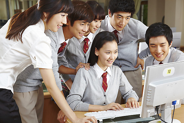 포토 JPG 학생 여학생 여자 교육 남자 교복 남학생 학교 청소년 고등학생 수업 실내 고등학교 미소 웃음 사람 손짓 여러명 상반신 성인 스쿨라이프 모니터 교사 한국인 키보드 커튼 카디건 책상 컴퓨터실 컴퓨터수업 국내포토 직업 라이프스타일 옷 가구 다수 교실 모션 표정 동양인 내부 컴퓨터 외투 파일형식