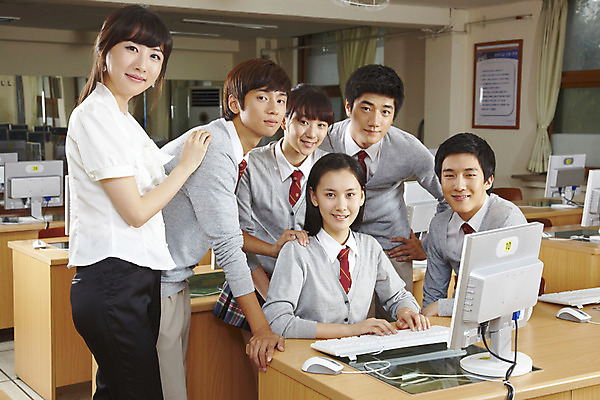 포토 JPG 학생 여학생 여자 교육 남자 교복 남학생 포즈 액자 창문 학교 청소년 고등학생 수업 실내 고등학교 미소 웃음 사람 여러명 상반신 성인 스쿨라이프 모니터 교사 한국인 키보드 마우스 커튼 카디건 책상 컴퓨터실 컴퓨터수업 국내포토 직업 라이프스타일 옷 가구 다수 교실 표정 동양인 내부 컴퓨터 컴퓨터용품 외투 파일형식