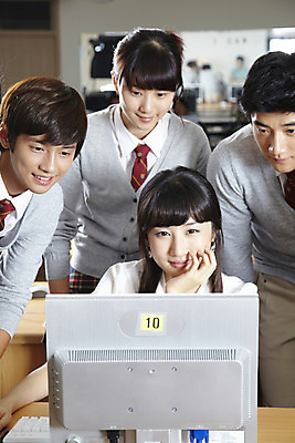 포토 JPG 학생 여학생 여자 교육 남자 교복 남학생 학교 청소년 고등학생 수업 실내 고등학교 미소 웃음 사람 여러명 상반신 성인 스쿨라이프 모니터 교사 한국인 키보드 카디건 책상 컴퓨터실 컴퓨터수업 국내포토 직업 라이프스타일 옷 가구 다수 교실 표정 동양인 내부 컴퓨터 외투 파일형식