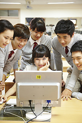 포토 JPG 학생 여학생 여자 교육 남자 교복 남학생 학교 청소년 고등학생 수업 실내 고등학교 미소 웃음 사람 여러명 상반신 성인 스쿨라이프 모니터 교사 한국인 키보드 마우스 커튼 카디건 책상 형광등 컴퓨터실 컴퓨터수업 국내포토 직업 라이프스타일 옷 가구 다수 교실 전등 표정 동양인 내부 컴퓨터 컴퓨터용품 외투 파일형식