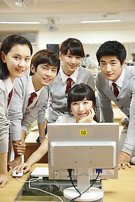포토 JPG 학생 여학생 여자 교육 남자 교복 남학생 학교 청소년 고등학생 수업 실내 고등학교 미소 웃음 사람 여러명 상반신 성인 스쿨라이프 모니터 교사 한국인 키보드 마우스 선풍기 카디건 책상 형광등 컴퓨터실 컴퓨터수업 국내포토 직업 라이프스타일 옷 가구 다수 교실 전등 표정 동양인 내부 컴퓨터 컴퓨터용품 외투 가전제품 파일형식