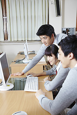 포토 JPG 학생 여학생 여자 교육 남자 교복 남학생 학교 청소년 고등학생 수업 실내 고등학교 미소 웃음 사람 동양인 상반신 세명 스쿨라이프 모니터 헤드폰 한국인 키보드 마우스 커튼 카디건 책상 컴퓨터실 컴퓨터수업 십대만 국내포토 라이프스타일 옷 음향기기 가구 교실 표정 인종 내부 컴퓨터 컴퓨터용품 외투 파일형식