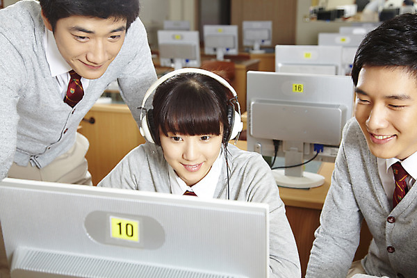포토 JPG 학생 여학생 여자 교육 남자 교복 남학생 학교 청소년 고등학생 수업 실내 고등학교 미소 웃음 사람 동양인 상반신 세명 스쿨라이프 모니터 헤드폰 한국인 카디건 책상 컴퓨터실 컴퓨터수업 십대만 국내포토 라이프스타일 옷 음향기기 가구 교실 표정 인종 내부 컴퓨터 외투 파일형식