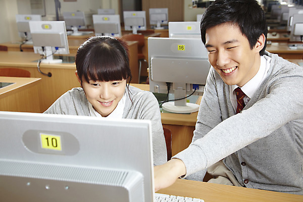 포토 JPG 학생 여학생 여자 교육 남자 교복 남학생 학교 청소년 고등학생 수업 실내 고등학교 미소 웃음 사람 동양인 상반신 두명 스쿨라이프 모니터 한국인 가리킴 키보드 카디건 책상 컴퓨터실 컴퓨터수업 십대만 국내포토 라이프스타일 옷 가구 교실 표정 인종 손짓 내부 컴퓨터 외투 파일형식