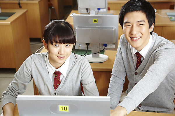 포토 JPG 학생 여학생 여자 교육 남자 교복 남학생 학교 청소년 고등학생 수업 실내 고등학교 미소 웃음 사람 동양인 상반신 두명 스쿨라이프 모니터 한국인 카디건 책상 컴퓨터실 컴퓨터수업 십대만 국내포토 라이프스타일 옷 가구 교실 표정 인종 내부 컴퓨터 외투 파일형식