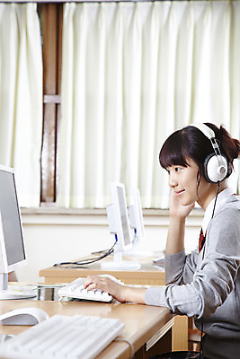 포토 JPG 학생 여학생 여자 교육 교복 학교 청소년 고등학생 수업 실내 고등학교 한명 미소 웃음 사람 동양인 상반신 20대 성인 옆모습 컴퓨터 스쿨라이프 모니터 헤드폰 한국인 키보드 마우스 커튼 카디건 책상 컴퓨터실 컴퓨터수업 여자만 여자한명만 국내포토 1 라이프스타일 옷 뷰포인트 음향기기 가구 교실 표정 인종 청년 내부 전자제품 컴퓨터용품 외투 파일형식