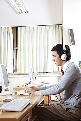 포토 JPG 학생 교육 남자 교복 남학생 의자 학교 청소년 고등학생 수업 실내 고등학교 한명 미소 웃음 사람 동양인 상반신 옆모습 10대 컴퓨터 스쿨라이프 모니터 헤드폰 스피커 한국인 키보드 마우스 커튼 카디건 책상 형광등 컴퓨터실 컴퓨터수업 남자만 남자한명만 십대만 십대남자만 십대남자한명만 국내포토 1 라이프스타일 옷 뷰포인트 음향기기 가구 교실 전등 표정 인종 내부 전자제품 컴퓨터용품 외투 파일형식