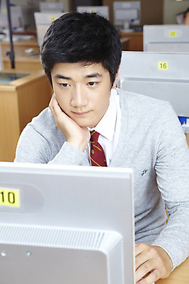 포토 JPG 학생 교육 남자 교복 남학생 학교 청소년 고등학생 수업 실내 고등학교 한명 사람 동양인 상반신 10대 컴퓨터 스쿨라이프 모니터 한국인 카디건 책상 컴퓨터실 컴퓨터수업 남자만 남자한명만 십대만 십대남자만 십대남자한명만 국내포토 1 라이프스타일 옷 가구 교실 인종 내부 전자제품 외투 파일형식