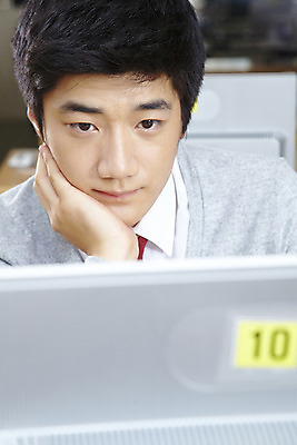 포토 JPG 학생 교육 남자 교복 남학생 학교 청소년 고등학생 수업 실내 고등학교 한명 사람 동양인 근접촬영 상반신 10대 컴퓨터 스쿨라이프 모니터 한국인 카디건 책상 컴퓨터실 컴퓨터수업 남자만 남자한명만 십대만 십대남자만 십대남자한명만 국내포토 1 라이프스타일 옷 뷰포인트 가구 교실 인종 내부 전자제품 외투 파일형식