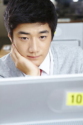 포토 JPG 학생 교육 남자 교복 남학생 학교 청소년 고등학생 수업 실내 고등학교 한명 사람 동양인 근접촬영 상반신 10대 컴퓨터 스쿨라이프 모니터 한국인 카디건 책상 컴퓨터실 컴퓨터수업 남자만 남자한명만 십대만 십대남자만 십대남자한명만 국내포토 1 라이프스타일 옷 뷰포인트 가구 교실 인종 내부 전자제품 외투 파일형식