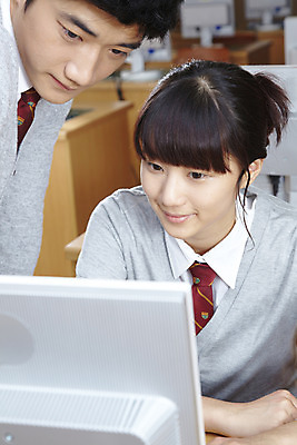 포토 JPG 학생 여학생 여자 교육 남자 교복 남학생 학교 청소년 고등학생 수업 실내 고등학교 미소 웃음 사람 동양인 상반신 두명 컴퓨터 스쿨라이프 모니터 한국인 카디건 책상 컴퓨터실 컴퓨터수업 십대만 국내포토 라이프스타일 옷 가구 교실 표정 인종 내부 전자제품 외투 파일형식