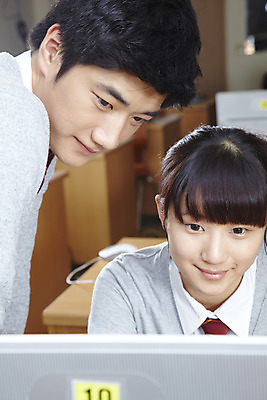 포토 JPG 학생 여학생 여자 교육 남자 교복 남학생 학교 청소년 고등학생 수업 실내 고등학교 미소 웃음 사람 동양인 상반신 두명 컴퓨터 스쿨라이프 모니터 한국인 카디건 책상 컴퓨터실 컴퓨터수업 십대만 국내포토 라이프스타일 옷 가구 교실 표정 인종 내부 전자제품 외투 파일형식