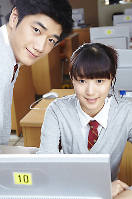 포토 JPG 학생 여학생 여자 교육 남자 교복 남학생 학교 청소년 고등학생 수업 실내 고등학교 미소 웃음 사람 동양인 상반신 두명 컴퓨터 스쿨라이프 모니터 한국인 마우스 카디건 책상 컴퓨터실 컴퓨터수업 십대만 국내포토 라이프스타일 옷 가구 교실 표정 인종 내부 전자제품 컴퓨터용품 외투 파일형식