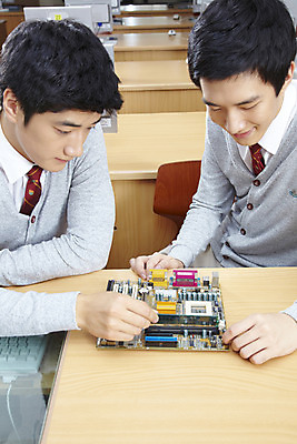 포토 JPG 학생 교육 남자 교복 남학생 의자 학교 청소년 고등학생 수업 실내 고등학교 사람 동양인 상반신 두명 컴퓨터 스쿨라이프 한국인 카디건 책상 컴퓨터부품 실습 메인보드 컴퓨터수업 남자만 십대만 십대남자만 국내포토 라이프스타일 옷 가구 인종 내부 전자제품 외투 부속품 파일형식