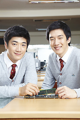 포토 JPG 학생 교육 남자 교복 남학생 의자 학교 청소년 고등학생 수업 실내 고등학교 미소 웃음 사람 동양인 상반신 두명 컴퓨터 스쿨라이프 한국인 카디건 책상 컴퓨터부품 실습 메인보드 컴퓨터수업 남자만 십대만 십대남자만 국내포토 라이프스타일 옷 가구 표정 인종 내부 전자제품 외투 부속품 파일형식