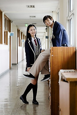 포토 JPG 전신 학생 여학생 여자 교육 남자 교복 남학생 구두 포즈 운동화 바지 창문 학교 청소년 고등학생 양말 실내 고등학교 서기 미소 웃음 사람 앉기 동양인 두명 치마 스쿨라이프 한국인 복도 사물함 카디건 형광등 체크스커트 십대만 국내포토 라이프스타일 옷 신발 모션 하의 전등 표정 인종 내부 외투 파일형식