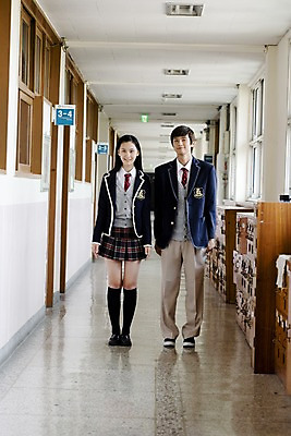 포토 JPG 전신 학생 여학생 여자 교육 남자 교복 남학생 구두 운동화 바지 창문 학교 청소년 고등학생 양말 실내 고등학교 서기 미소 웃음 사람 동양인 두명 치마 스쿨라이프 한국인 복도 사물함 카디건 형광등 체크스커트 십대만 국내포토 라이프스타일 옷 신발 모션 하의 전등 표정 인종 내부 외투 파일형식