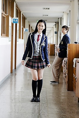 포토 JPG 전신 학생 여학생 여자 교육 남자 교복 남학생 구두 포즈 운동화 바지 창문 학교 청소년 고등학생 양말 실내 고등학교 서기 미소 웃음 사람 동양인 두명 치마 스쿨라이프 한국인 복도 사물함 카디건 형광등 체크스커트 십대만 국내포토 라이프스타일 옷 신발 모션 하의 전등 표정 인종 내부 외투 파일형식