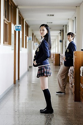 포토 JPG 전신 학생 여학생 여자 교육 남자 교복 남학생 구두 포즈 운동화 바지 창문 학교 청소년 고등학생 양말 실내 고등학교 서기 사람 동양인 두명 옆모습 치마 스쿨라이프 한국인 복도 사물함 카디건 형광등 체크스커트 십대만 국내포토 라이프스타일 옷 뷰포인트 신발 모션 하의 전등 인종 내부 외투 파일형식