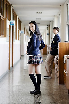 포토 JPG 전신 학생 여학생 여자 교육 남자 교복 남학생 구두 포즈 운동화 바지 창문 학교 청소년 고등학생 양말 실내 고등학교 서기 미소 웃음 사람 동양인 두명 옆모습 치마 스쿨라이프 한국인 복도 사물함 카디건 형광등 체크스커트 십대만 국내포토 라이프스타일 옷 뷰포인트 신발 모션 하의 전등 표정 인종 내부 외투 파일형식