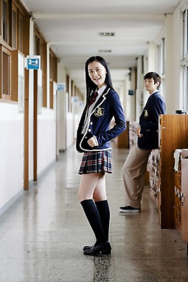 포토 JPG 전신 학생 여학생 여자 교육 남자 교복 남학생 구두 포즈 운동화 바지 창문 학교 청소년 고등학생 양말 실내 고등학교 서기 미소 웃음 사람 동양인 두명 옆모습 치마 스쿨라이프 한국인 복도 사물함 카디건 형광등 체크스커트 십대만 국내포토 라이프스타일 옷 뷰포인트 신발 모션 하의 전등 표정 인종 내부 외투 파일형식