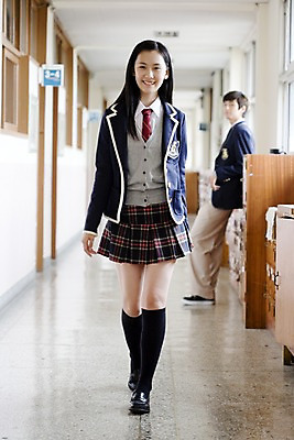 포토 JPG 전신 학생 여학생 여자 교육 남자 교복 남학생 구두 운동화 바지 창문 학교 청소년 고등학생 양말 실내 고등학교 서기 미소 웃음 사람 동양인 두명 치마 스쿨라이프 걷기 한국인 복도 사물함 카디건 형광등 체크스커트 십대만 국내포토 라이프스타일 옷 신발 모션 하의 전등 표정 인종 내부 외투 파일형식
