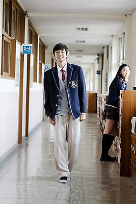 포토 JPG 전신 학생 여학생 여자 교육 남자 교복 남학생 구두 운동화 바지 창문 학교 청소년 고등학생 양말 실내 고등학교 서기 미소 웃음 사람 동양인 두명 치마 스쿨라이프 걷기 한국인 복도 사물함 카디건 형광등 체크스커트 십대만 국내포토 라이프스타일 옷 신발 모션 하의 전등 표정 인종 내부 외투 파일형식