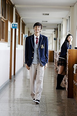 포토 JPG 전신 학생 여학생 여자 교육 남자 교복 남학생 구두 운동화 바지 창문 학교 청소년 고등학생 양말 실내 고등학교 서기 미소 웃음 사람 동양인 두명 치마 스쿨라이프 걷기 한국인 복도 사물함 카디건 형광등 체크스커트 십대만 국내포토 라이프스타일 옷 신발 모션 하의 전등 표정 인종 내부 외투 파일형식