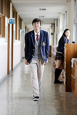 포토 JPG 전신 학생 여학생 여자 교육 남자 교복 남학생 구두 운동화 바지 창문 학교 청소년 고등학생 양말 실내 고등학교 서기 사람 동양인 두명 치마 스쿨라이프 걷기 한국인 복도 사물함 카디건 형광등 체크스커트 십대만 국내포토 라이프스타일 옷 신발 모션 하의 전등 인종 내부 외투 파일형식