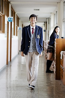 포토 JPG 전신 학생 여학생 여자 교육 남자 교복 남학생 구두 운동화 바지 창문 학교 청소년 고등학생 양말 실내 고등학교 서기 미소 웃음 사람 동양인 두명 치마 스쿨라이프 걷기 한국인 복도 사물함 카디건 형광등 체크스커트 십대만 국내포토 라이프스타일 옷 신발 모션 하의 전등 표정 인종 내부 외투 파일형식