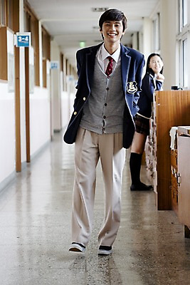 포토 JPG 전신 학생 여학생 여자 교육 남자 교복 남학생 구두 포즈 운동화 바지 창문 학교 청소년 고등학생 양말 실내 고등학교 서기 미소 웃음 사람 동양인 두명 치마 스쿨라이프 한국인 복도 사물함 카디건 형광등 체크스커트 십대만 국내포토 라이프스타일 옷 신발 모션 하의 전등 표정 인종 내부 외투 파일형식