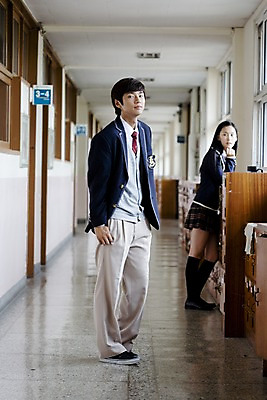 포토 JPG 전신 학생 여학생 여자 교육 남자 교복 남학생 구두 포즈 운동화 바지 창문 학교 청소년 고등학생 양말 실내 고등학교 서기 사람 동양인 두명 치마 스쿨라이프 한국인 복도 사물함 카디건 형광등 체크스커트 십대만 국내포토 라이프스타일 옷 신발 모션 하의 전등 인종 내부 외투 파일형식