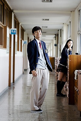 포토 JPG 전신 학생 여학생 여자 교육 남자 교복 남학생 구두 포즈 운동화 바지 창문 학교 청소년 고등학생 양말 실내 고등학교 서기 미소 웃음 사람 동양인 두명 치마 스쿨라이프 한국인 복도 사물함 카디건 형광등 체크스커트 십대만 국내포토 라이프스타일 옷 신발 모션 하의 전등 표정 인종 내부 외투 파일형식